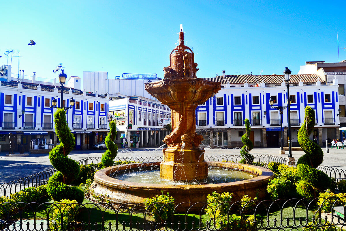 Plaza de España de Valdepeñas con sus soportales, en el centro del casco antiguo